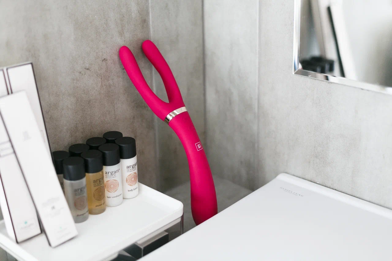 Двухсторонний стимулятор для пар Hot Planet Aster